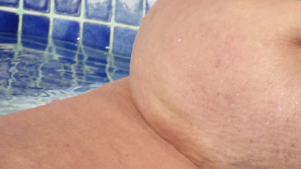 Uk Joolz: Nacktes poolspiel im urlaub