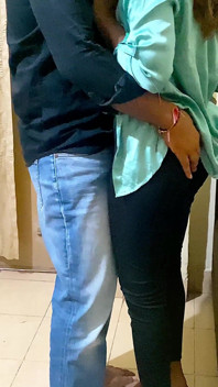 लड़की पहली बार पड़ोसी के साथ सेक्स करने के लिए पड़ोसी की प्रेमिका को अपने घर लाती है, पड़ोसी को बहकाया