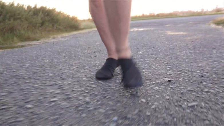 Footfetish: Stoking terang dan sepatu pantai di genangan air