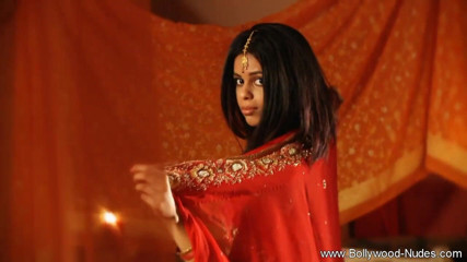Bollywood Nudes: Bella ragazza indiana in azione gioco solista