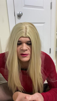 Sexy crossdresser trans feminina vestindo uma buceta de brinquedo falso provoca e fala sujo