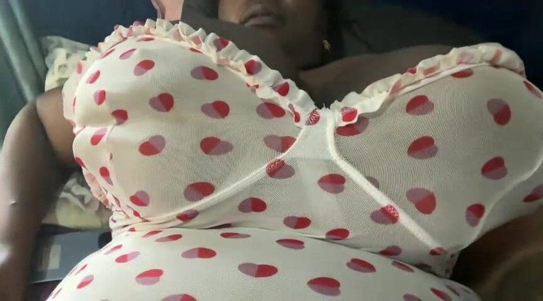 Legendary Booty Overdose: Vollbusige bBW masturbiert und stöhnt im bett
