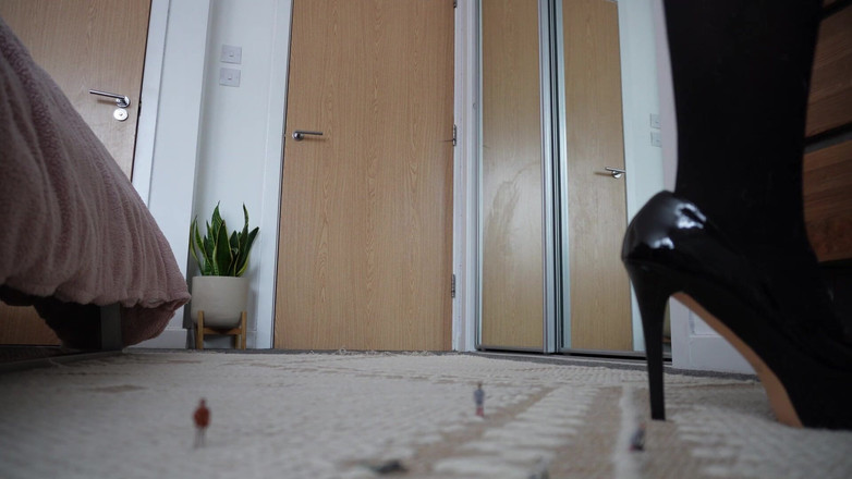 Sasha Curves: Pembersihan Hama Kecil Giantess