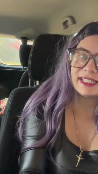 Eu estou no carro e buzinando com minha bunda grande.