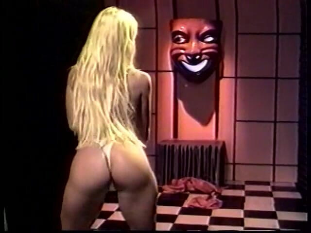Solo Sensations: Blondie si arrapa e si scopa i suoi buchi con...
