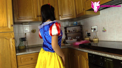 Best Nylon Feet Videos: สาวผมน้ำตาลร้อนแรงแต่งเป็นสโนว์ไวท์นวดเท้า