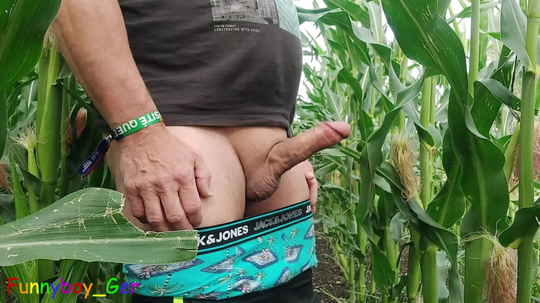 Funnyboy-Ger: În lanul de porumb, futându-mi fundul gros, arătând fundul și stropind...