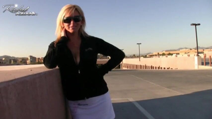 Aziani: Rachel masturbuje venku