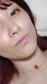 สาวงามการนวดที่น่าทึ่งสนุกกับการเย็ดอาบน้ํากลางแจ้ง ส่วนโค้งไร้ที่ติของเธอถูกใช้อย่างหยาบตั้งแต่หัวจรดเท้า