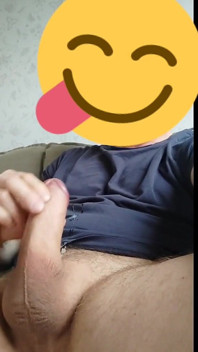 Aku ngocok kontolku dengan lembut sampai dicrot di kaos