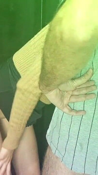 Suami mengambil isteri buat kali pertama di gloryhole untuk menghisap dan bercinta dengan orang yang tidak dikenali!
