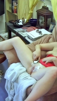 Ragazza rossa si fa radere la figa al suo primo servizio fotografico