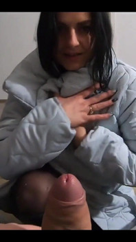 Milfycalla- una esposa infiel en pantimedias calientes juega con una polla y tiene corridas en sus camisas abajo 225