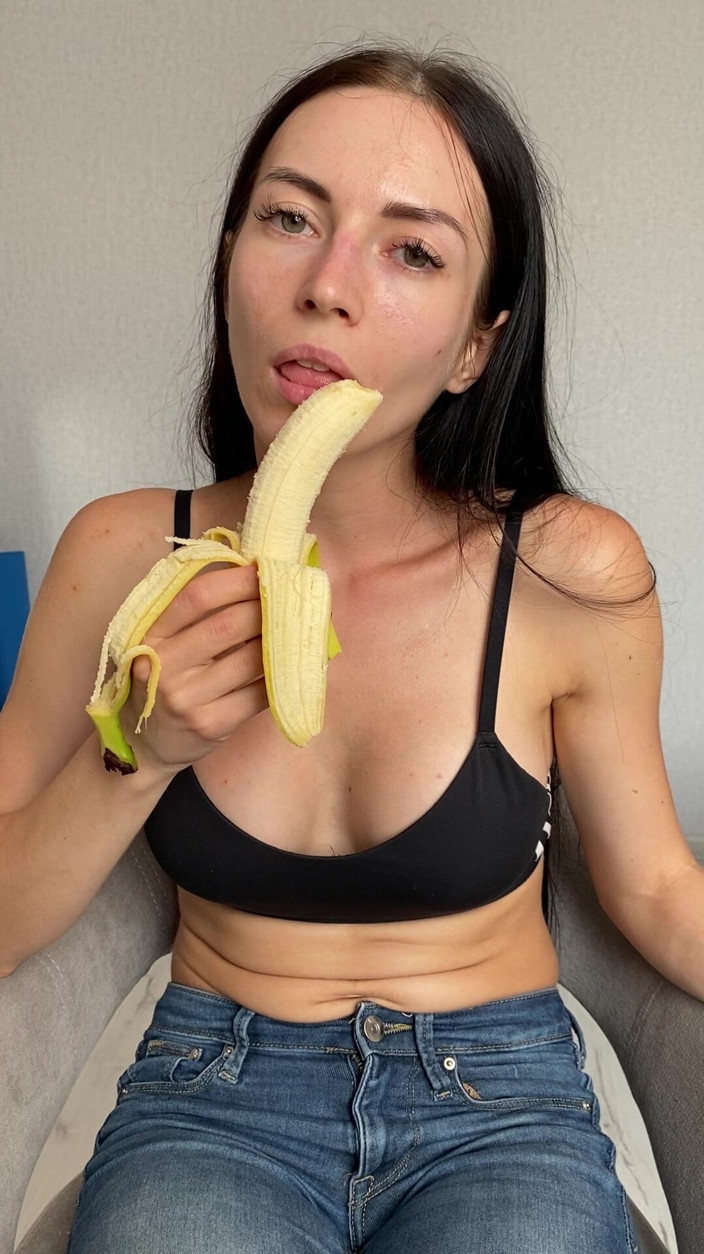 Princess Monica: Dokuczanie w dżinsach, jedzenie i ssanie banana