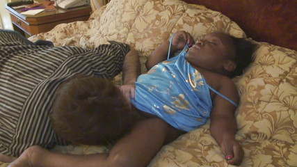 Cum on Weird: Ebenová trpaslice je postříkaná na břicho