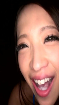 遊び心のある誘惑で、彼女はブッカケショーのあらゆる反応をからかい、味わう!