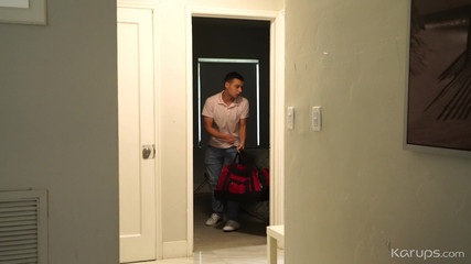 Karups: Üvey kız kardeş pijama partisi Snafu