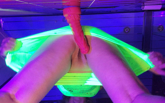 Spike Essex: Masturbazione anale con dildo in bagno con la milf lisa...