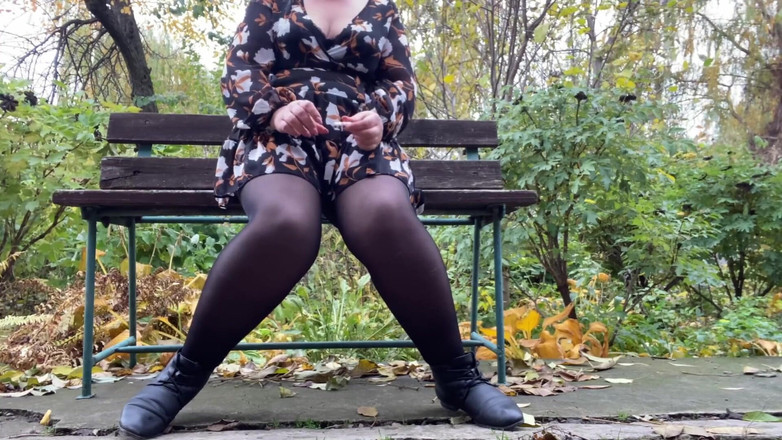 OurFetishLife: Olgun üvey anne açık havada soyunuyor