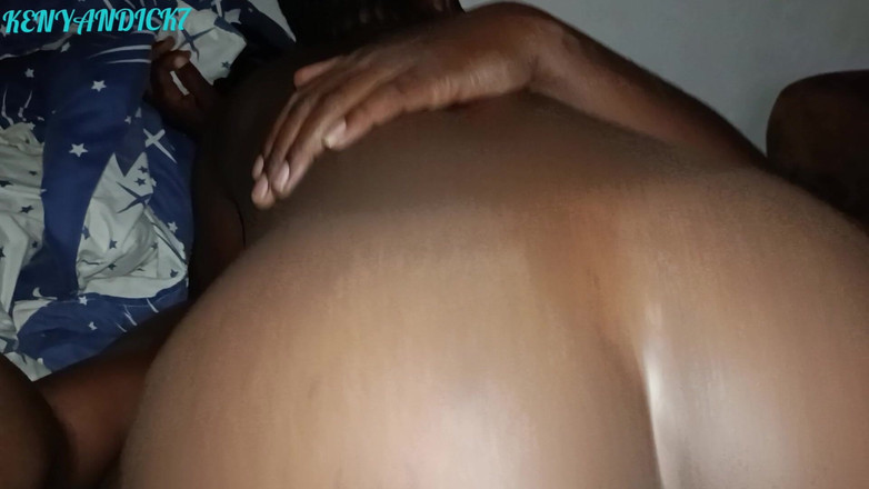 Kenyan Dick: Pengasuh Afrika tinggal di sebelah menunggang batang hitam saya seperti...