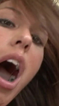 Succubus Adrianna Deville tidak sabar-sabar untuk melompat dari awek lembut melancap terus ke dalam seks kasar.