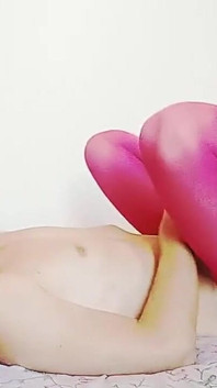 Sexy blondýna Crossdresser růžové punčocháče stříkání
