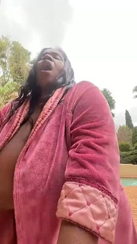 Zenci ssbbw orta yaşlı seksi kadın açık havada striptiz yapıyor