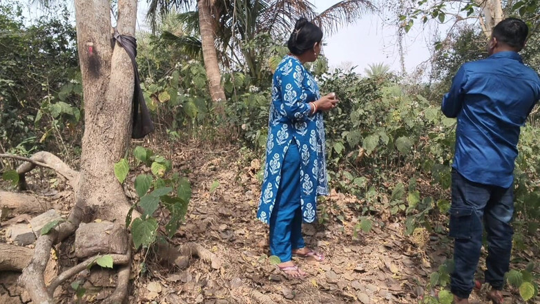 Sona bhabhi: Indische dorpsseksvideo, Indisch meisje met grote borsten drukken door haar...