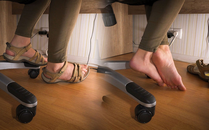 Teasecombo 4K: Amo seus pés em sandálias usadas debaixo da mesa