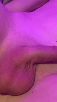 Rothaariger teen-twink spielt mit dildo