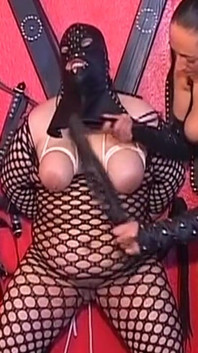 장난감으로 후드를 복종하는 지배적인 밀프