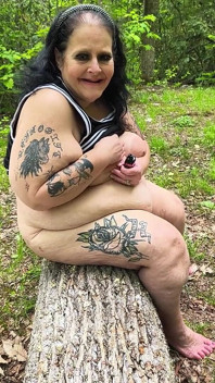 Sugând o paie în pădure ejaculând pe tree pe genunchi