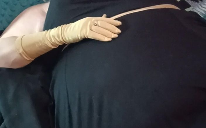 BBW nurse Vicki adventures with friends: İri güzel yarasa kız altın eldivenleriyle senin için mastürbasyon yapıyor!
