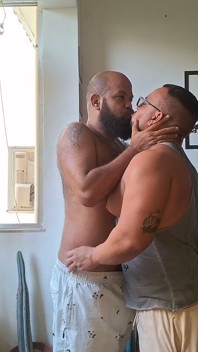 Chupando La Teta Grande De Este Cabrón: Pura Excitación Y Mucha Puta