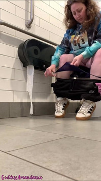 Fat Pussy Peeing in Public Toilets