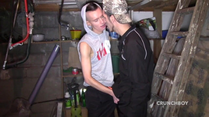 STRAIGHTS BOYS COERCED TO FUCK GAY: Dos jóvenes heterosexuales follando en el sótano