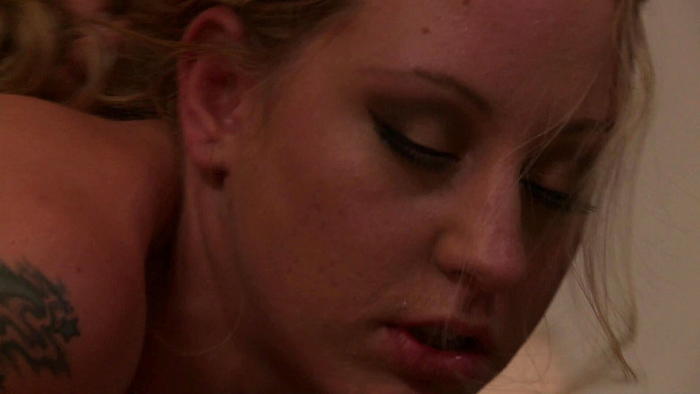 Thot Factory: Naturalna cycata blonde loszka jedzie grubego kutasa