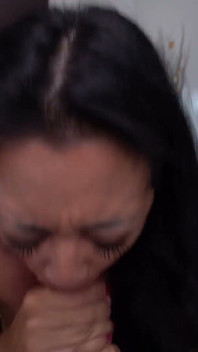 Napalona azjatycka milf Lucky Starr jest profesjonalistą w ssaniu kutasa!