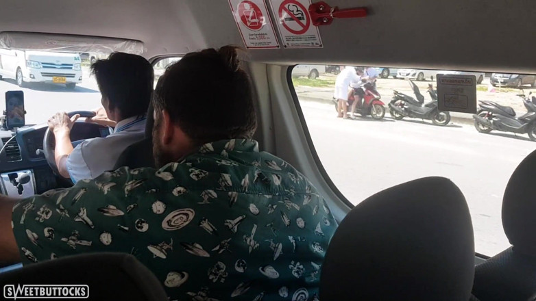 SweetButtocks: Azgın esmer ıslak amcıkla mastürbasyon yapıyor