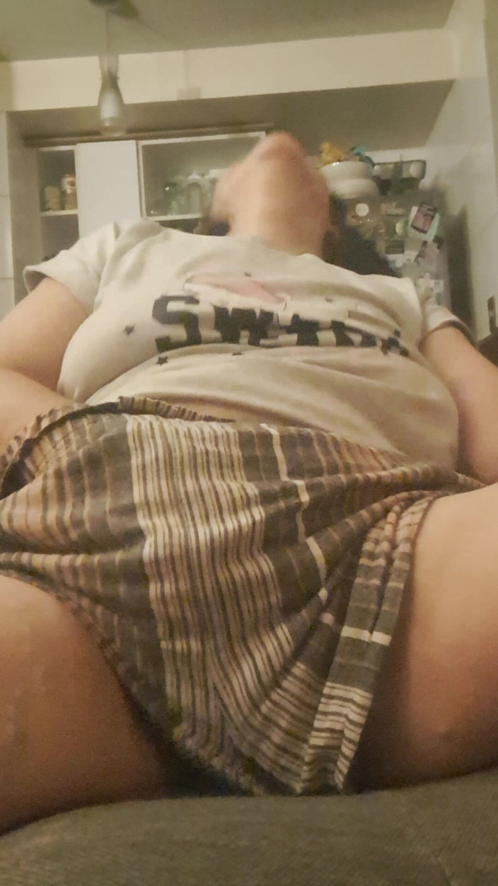Mommy big hairy pussy: Dojrzała MILF w szortach, okazuje niespodziankę