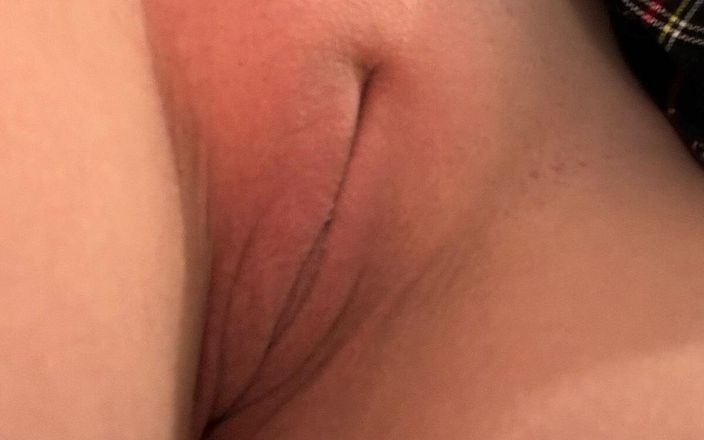 Miss4ever18: O adolescentă strâmtă se joacă cu două vibratoare