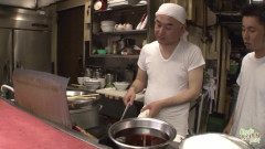 Magic Asian Pussy: In dieser bäckerei arbeitete sie lässig, dann ejakulierte eine kollegin...
