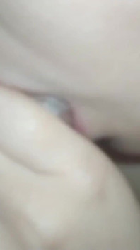 Punto di vista mia ragazza prende il mio cazzo in bocca pompino mentre guardo un film e il suo corpo è peloso