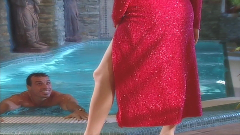 Antonio Adamo Film: Blonda Claudia Jamsson se alege cu fundul spart la piscină.