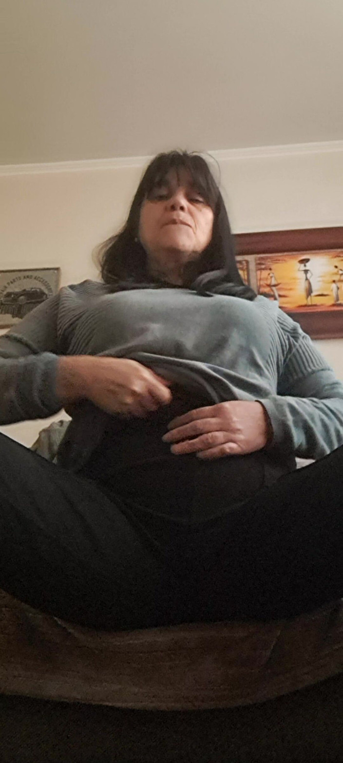 Mommy big hairy pussy: Orta yaşlı seksi kadın bakış açısı gündelik mastürbasyon