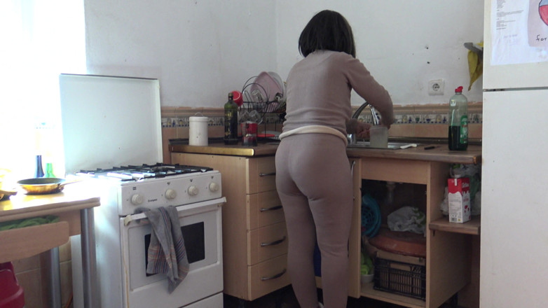 Stepmom Susan: Macecha mi dovoluje stříkat na její chlupatou kundičku v kuchyni