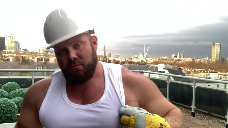 Jack stacked: Будівельник згинає м'язи, згинаючи м'язи та вимірюючи