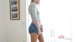 ATK Solo: Blonďatá teenagerka si prstí kundičku