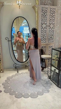 Cewek seksi bali dengan baju seksi lagi asik cobain di butik