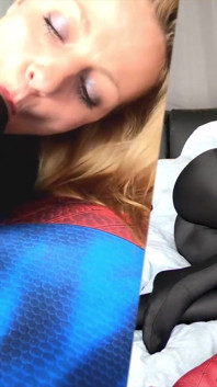 Natacha Guapa v plné černé zentai lycra kouření